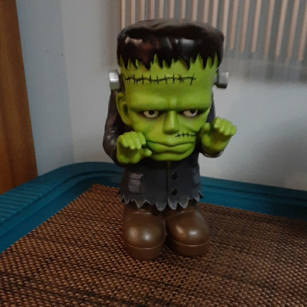 Frankenstein and Vampire Figurine Set - Picture 3 of 3